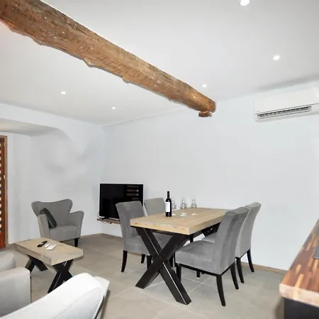 Holiday home Beautiful In Fourques With Kitchen *